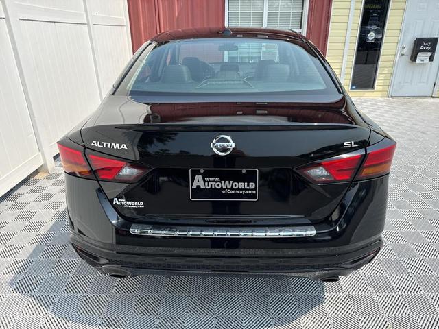 Photo of 2022 Super Black Clearcoat Nissan Altima