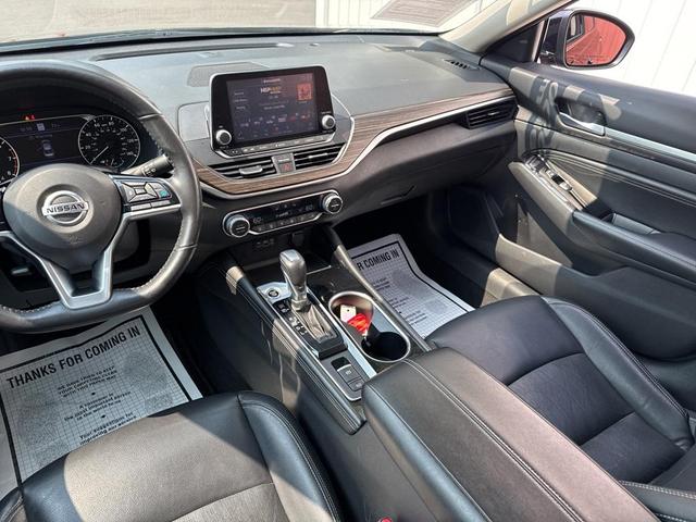 Photo of 2022 Super Black Clearcoat Nissan Altima