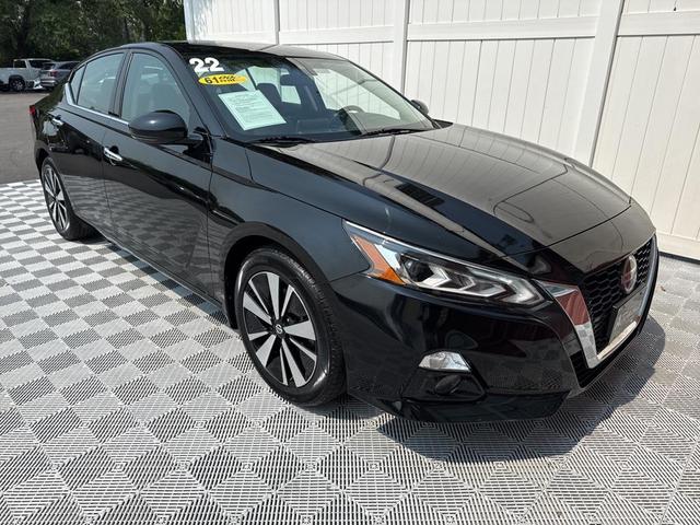 Photo of 2022 Super Black Clearcoat Nissan Altima