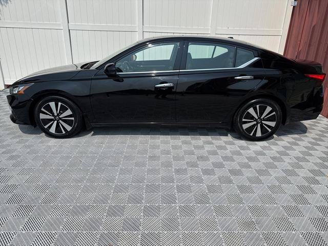 Photo of 2022 Super Black Clearcoat Nissan Altima