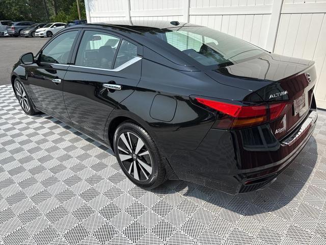 Photo of 2022 Super Black Clearcoat Nissan Altima