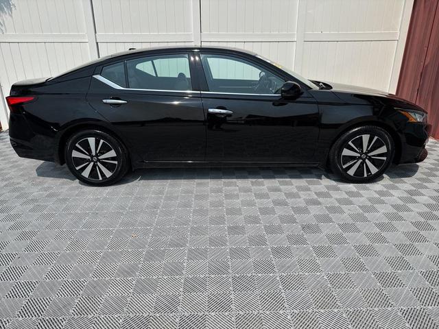 Photo of 2022 Super Black Clearcoat Nissan Altima