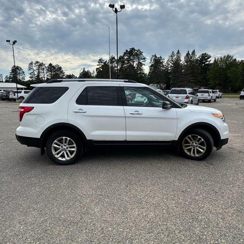 Photo of 2014 WHITE PLATINUM MET TRI-COAT Ford Explorer