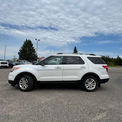 Photo of 2014 WHITE PLATINUM MET TRI-COAT Ford Explorer