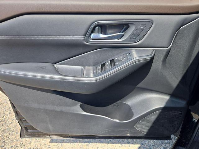 Photo of 2023 Super Black Nissan Rogue
