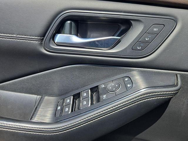 Photo of 2023 Super Black Nissan Rogue