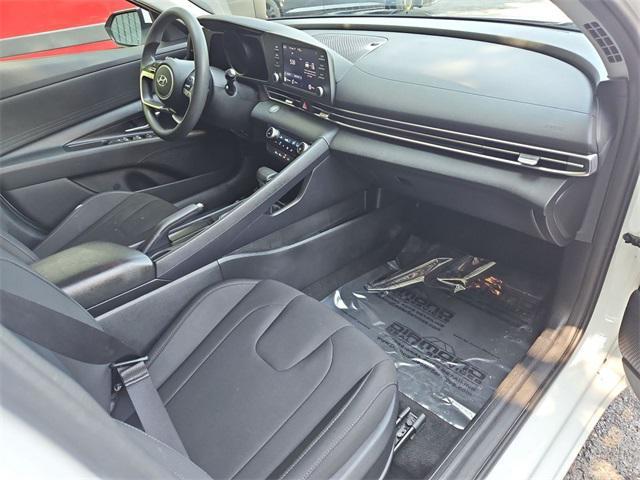 Photo of 2022 Quartz White Hyundai ELANTRA