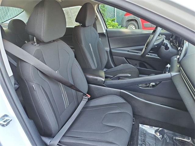 Photo of 2022 Quartz White Hyundai ELANTRA