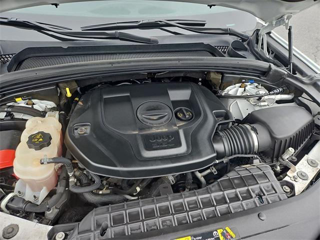 Photo of 2022 Bright White Clearcoat Jeep Grand Cherokee