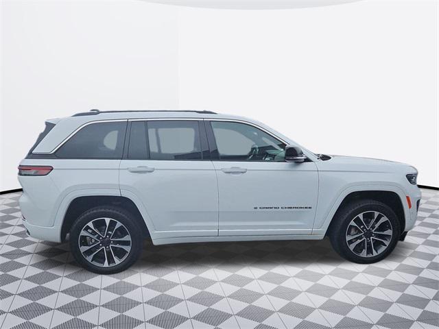 Photo of 2022 Bright White Clearcoat Jeep Grand Cherokee