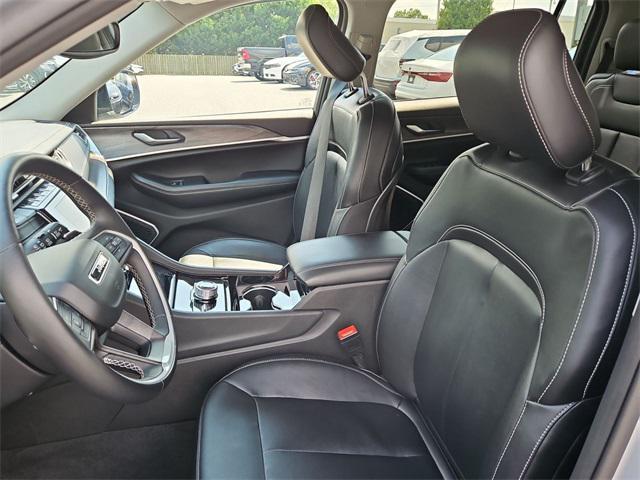 Photo of 2022 Silver Zynith Jeep Grand Cherokee L