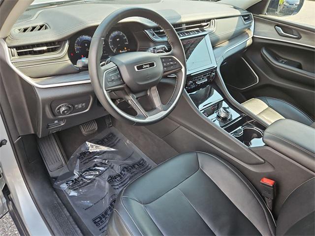 Photo of 2022 Silver Zynith Jeep Grand Cherokee L