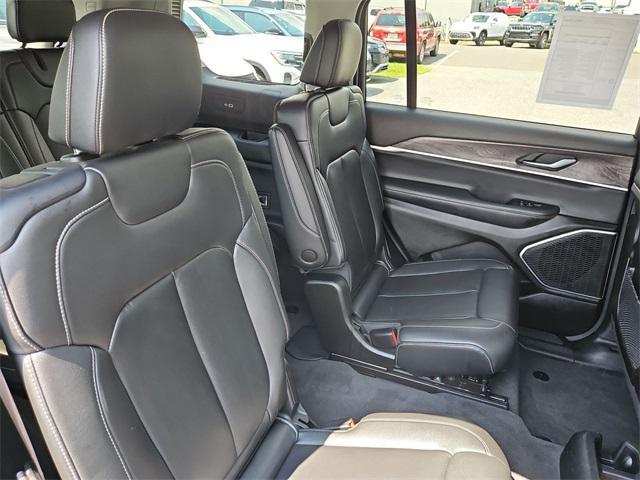 Photo of 2022 Silver Zynith Jeep Grand Cherokee L