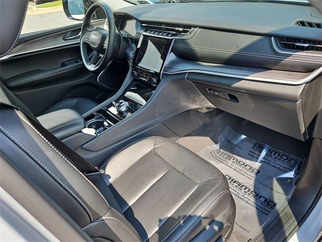 Photo of 2022 Silver Zynith Jeep Grand Cherokee L