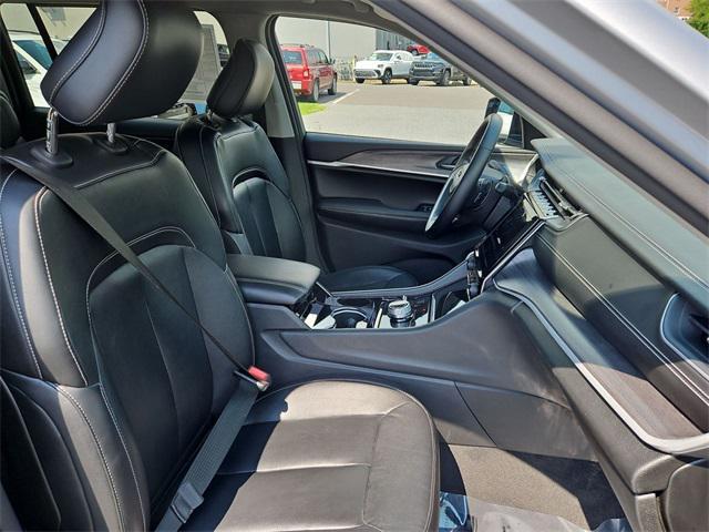 Photo of 2022 Silver Zynith Jeep Grand Cherokee L