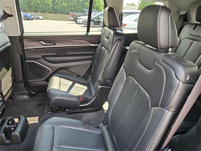 Photo of 2022 Silver Zynith Jeep Grand Cherokee L