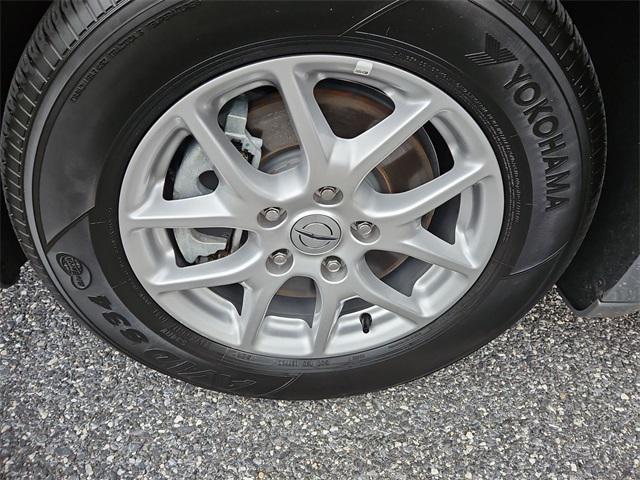 Photo of 2025 Ceramic Gray Clearcoat Chrysler Pacifica