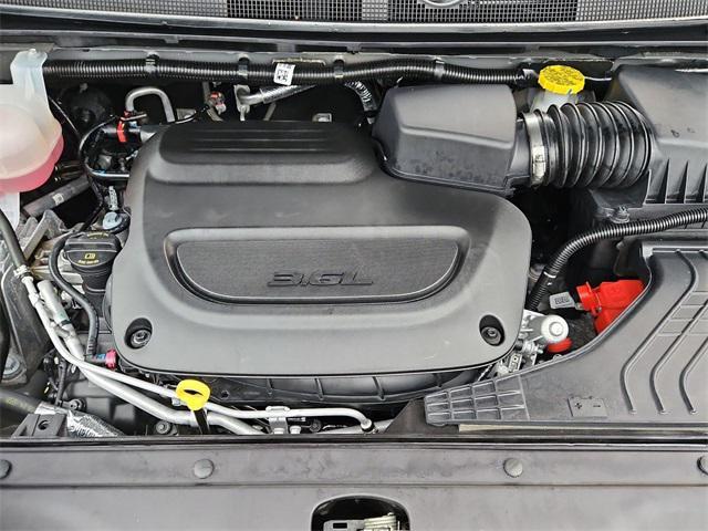 Photo of 2025 Ceramic Gray Clearcoat Chrysler Pacifica