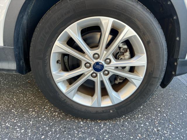 Photo of 2017 White Ford Escape