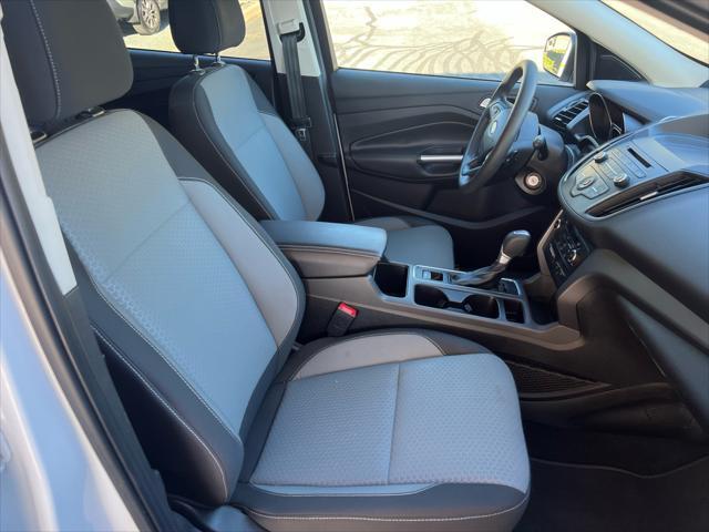 Photo of 2017 White Ford Escape