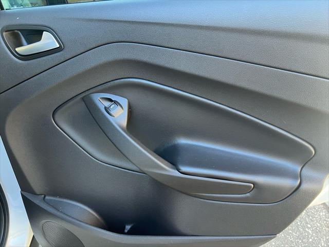 Photo of 2017 White Ford Escape