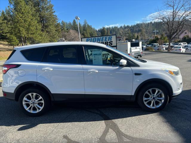 Photo of 2017 White Ford Escape