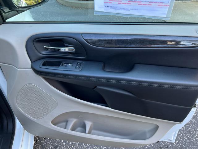 Photo of 2019 White Knuckle Clearcoat Dodge Grand Caravan