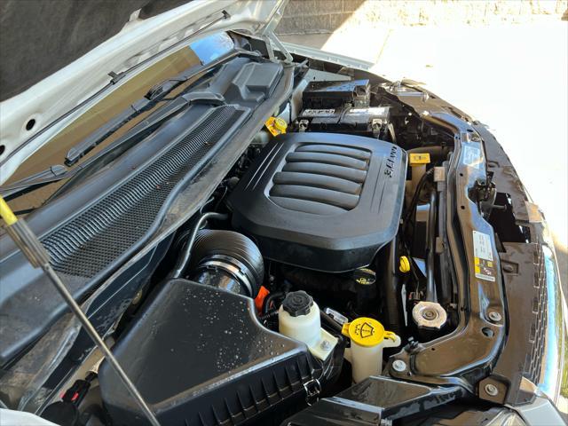 Photo of 2019 White Knuckle Clearcoat Dodge Grand Caravan