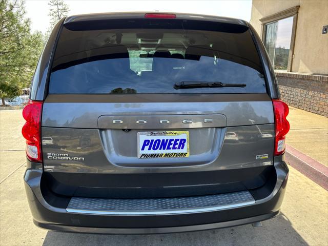 Photo of 2017 Granite Pearlcoat Dodge Grand Caravan