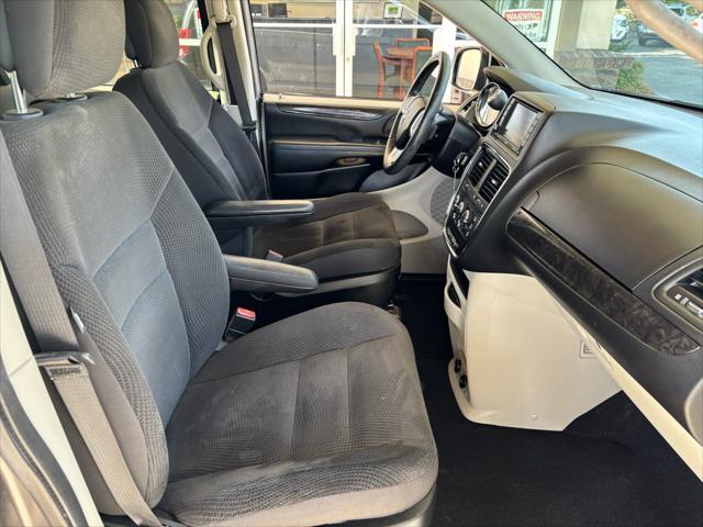 Photo of 2017 Granite Pearlcoat Dodge Grand Caravan