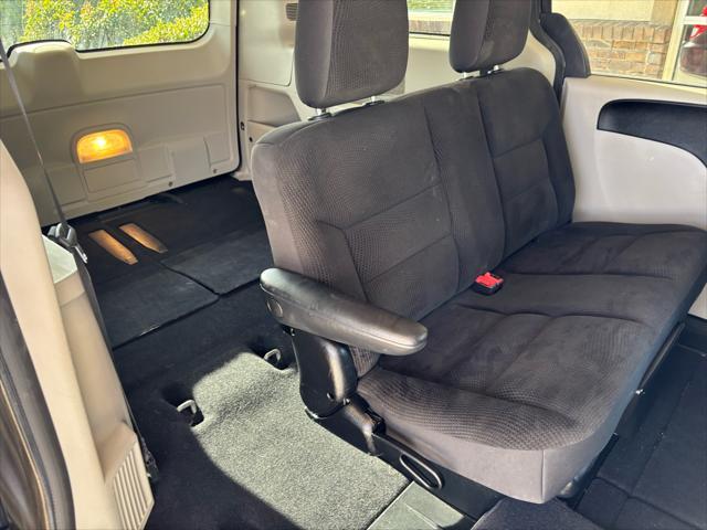Photo of 2017 Granite Pearlcoat Dodge Grand Caravan