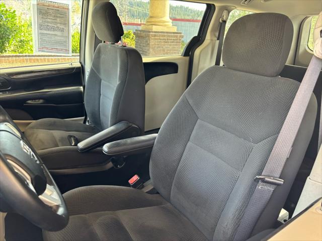 Photo of 2017 Granite Pearlcoat Dodge Grand Caravan