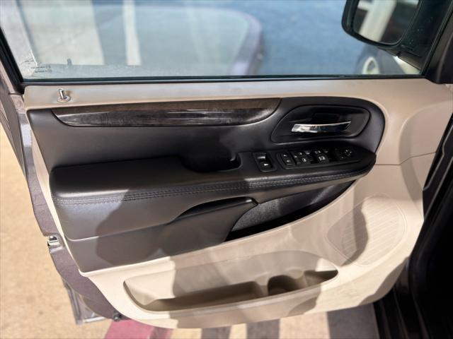 Photo of 2017 Granite Pearlcoat Dodge Grand Caravan
