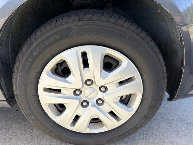 Photo of 2017 Granite Pearlcoat Dodge Grand Caravan