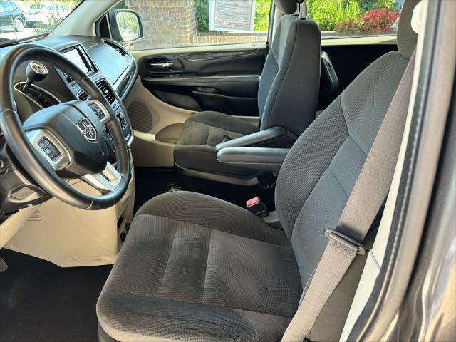 Photo of 2017 Granite Pearlcoat Dodge Grand Caravan