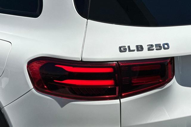 Photo of 2024 Polar White Mercedes-Benz GLB 250