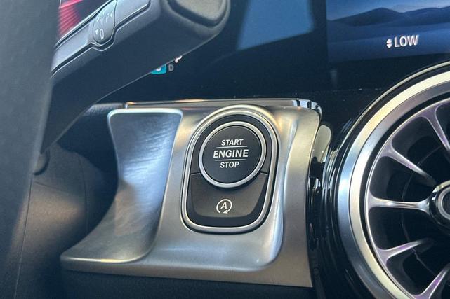 Photo of 2024 Polar White Mercedes-Benz GLB 250