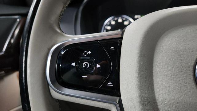 Photo of 2016 Luminous Sand Metallic Volvo XC90