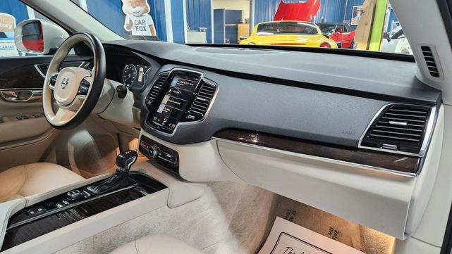 Photo of 2016 Luminous Sand Metallic Volvo XC90