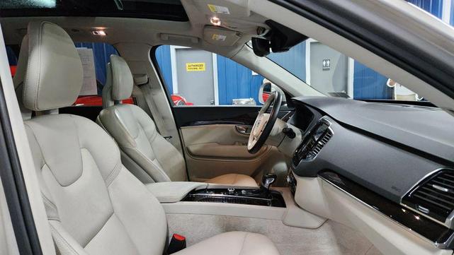 Photo of 2016 Luminous Sand Metallic Volvo XC90