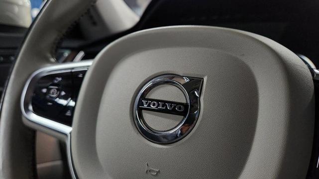 Photo of 2016 Luminous Sand Metallic Volvo XC90