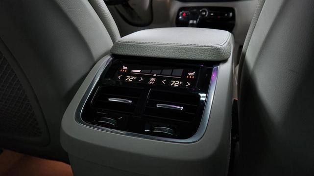 Photo of 2016 Luminous Sand Metallic Volvo XC90