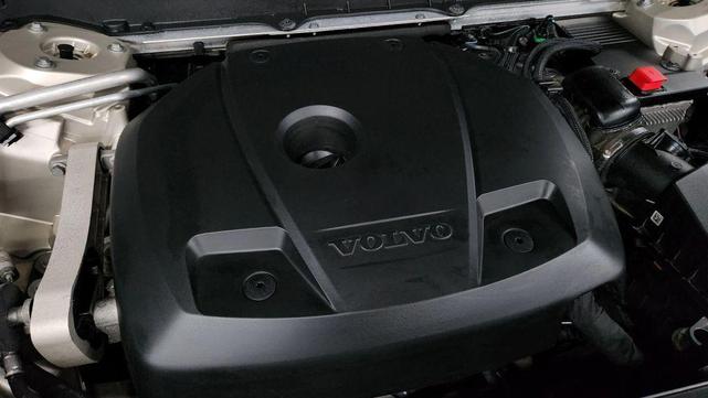 Photo of 2016 Luminous Sand Metallic Volvo XC90