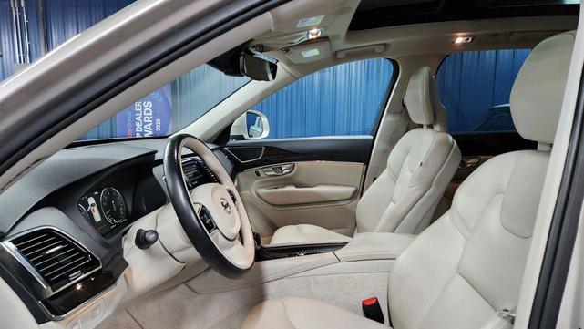 Photo of 2016 Luminous Sand Metallic Volvo XC90