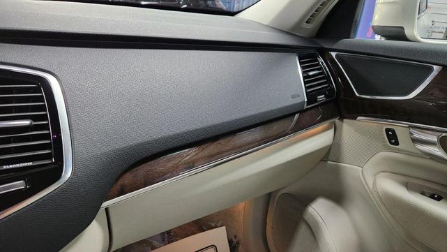 Photo of 2016 Luminous Sand Metallic Volvo XC90