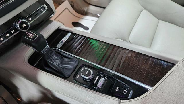 Photo of 2016 Luminous Sand Metallic Volvo XC90