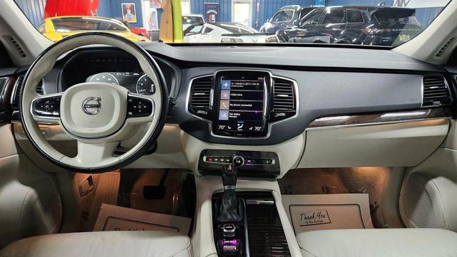 Photo of 2016 Luminous Sand Metallic Volvo XC90