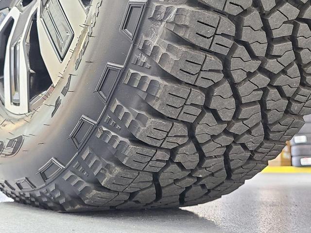 Photo of 2024 Onyx Black GMC Sierra 2500