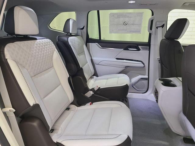 Photo of 2025 White Frost Tri-Coat GMC Acadia