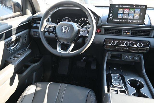 Photo of 2025 Platinum White Pearl Honda Pilot